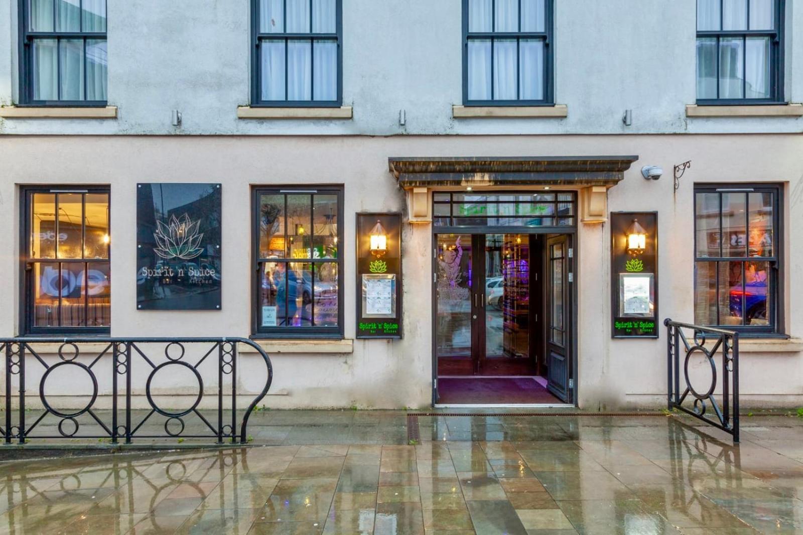 The Bluebell Hotel Neath Eksteriør bilde