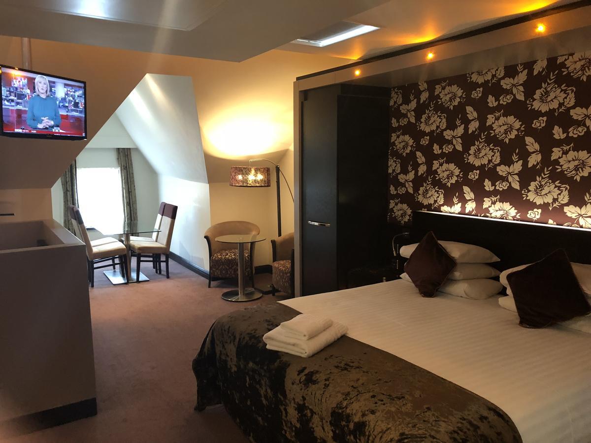 The Bluebell Hotel Neath Eksteriør bilde