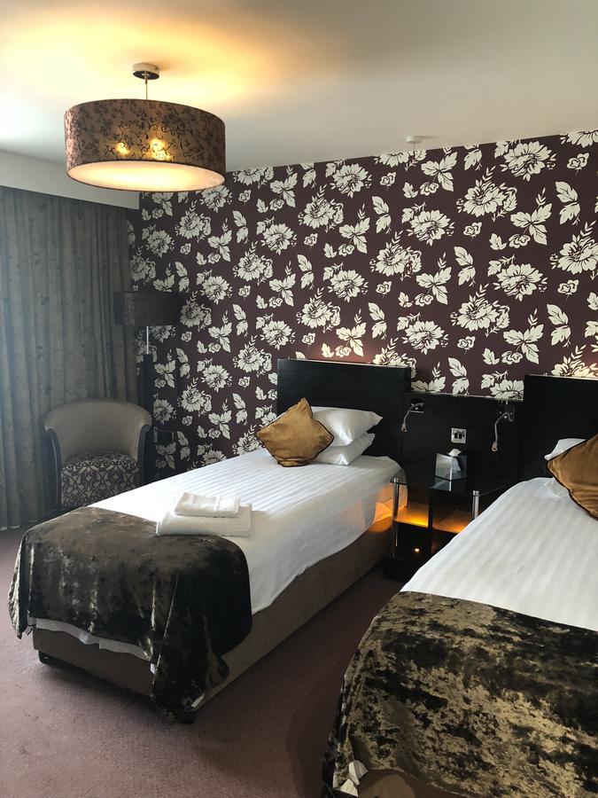 The Bluebell Hotel Neath Eksteriør bilde